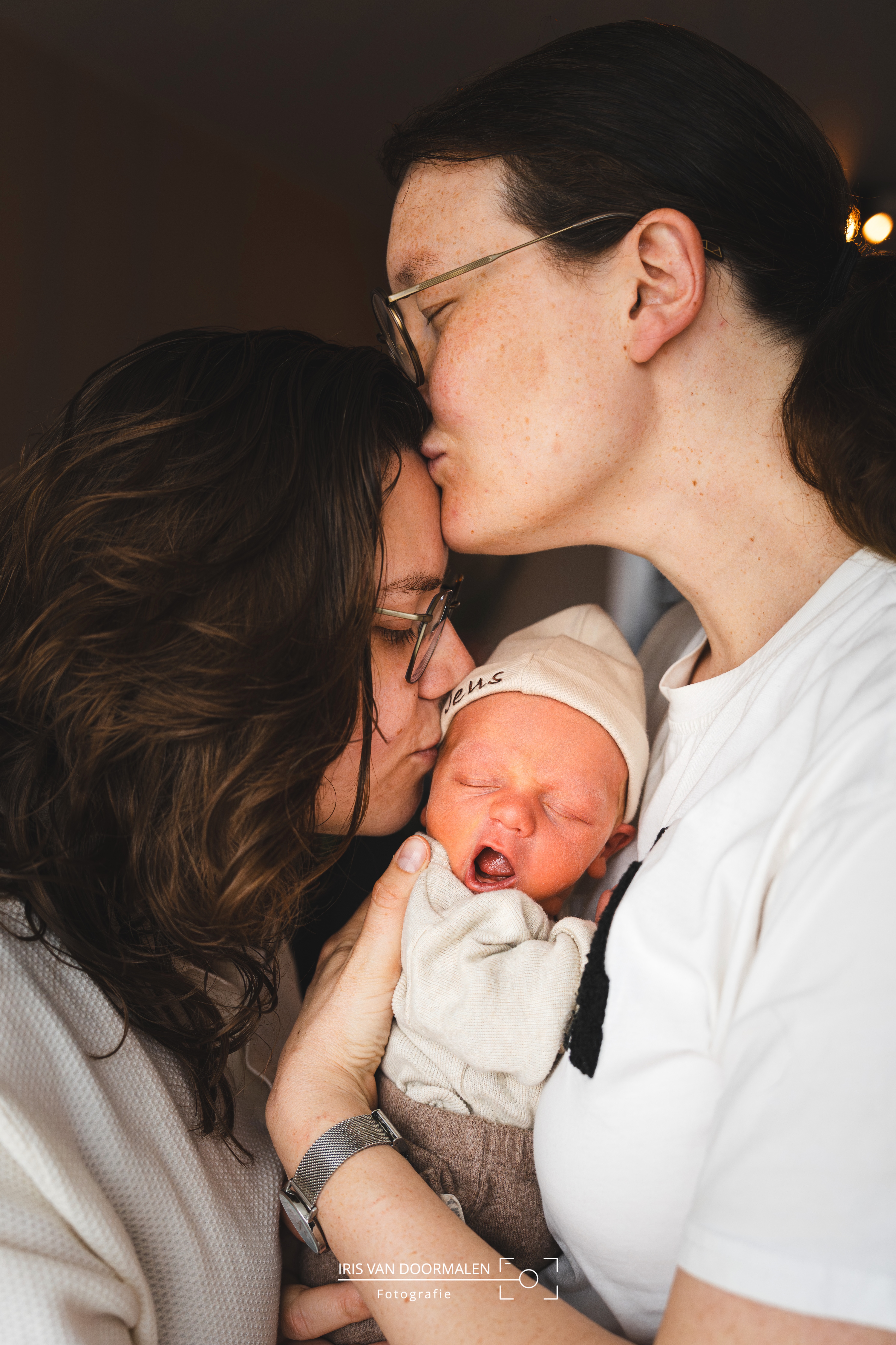 Ouders liefdevol met pasgeboren baby