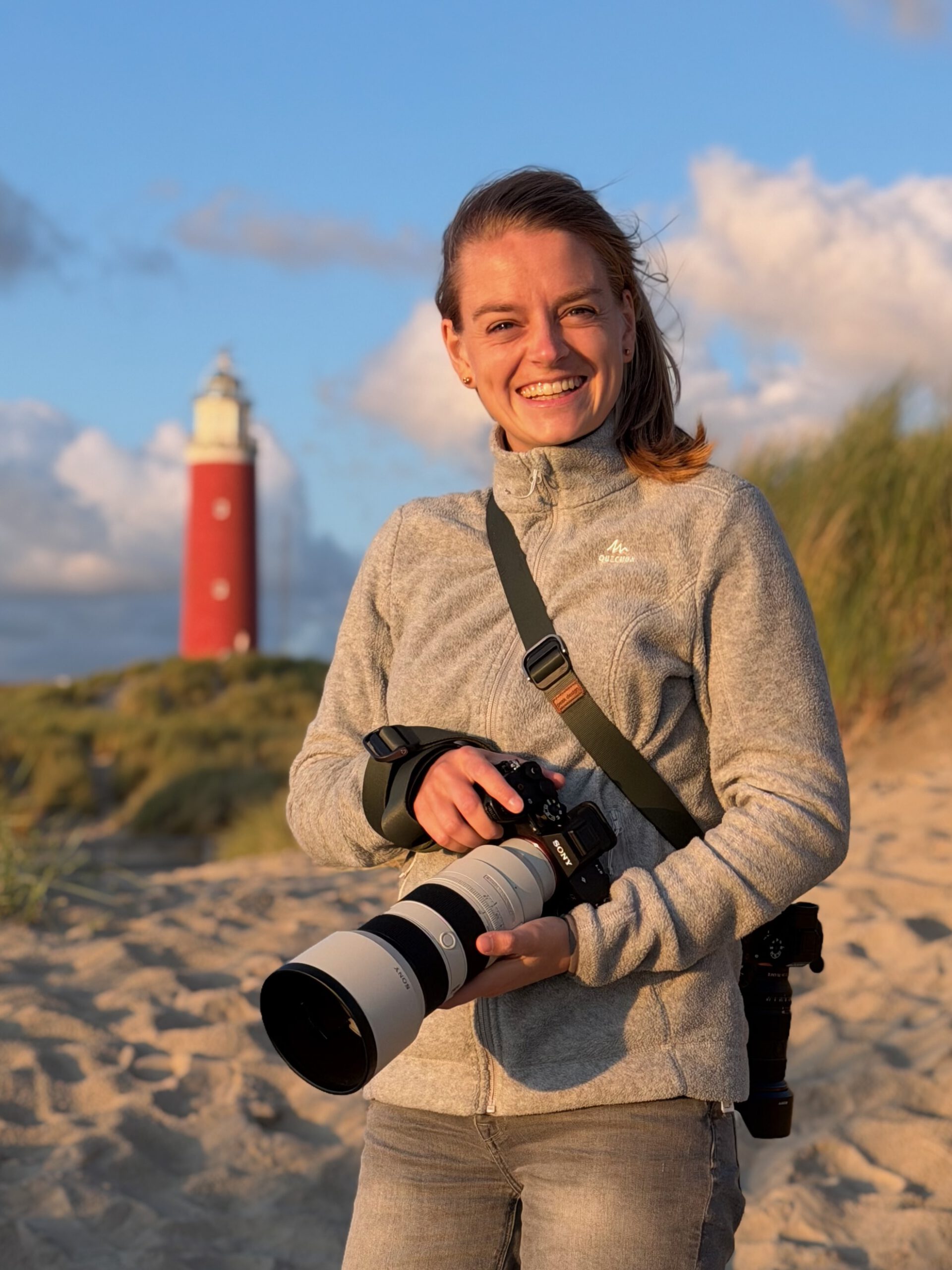 Fotograaf Iris van Doormalen met camera's in de hand op Texel