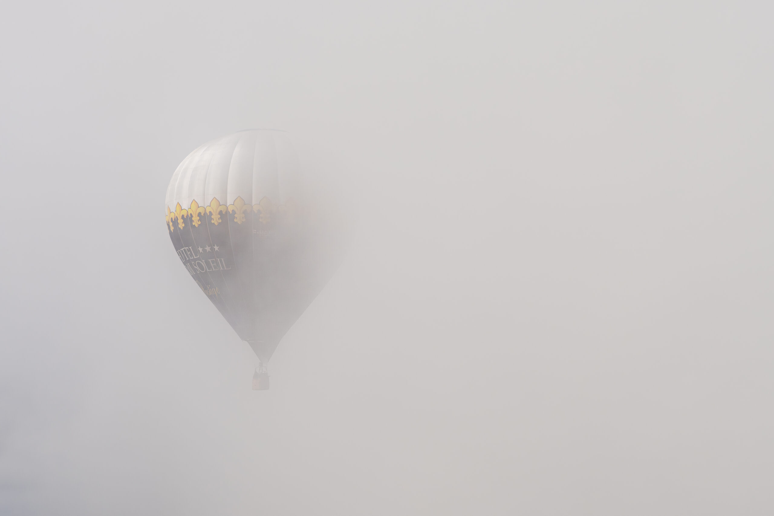 luchtballon half in de wolken