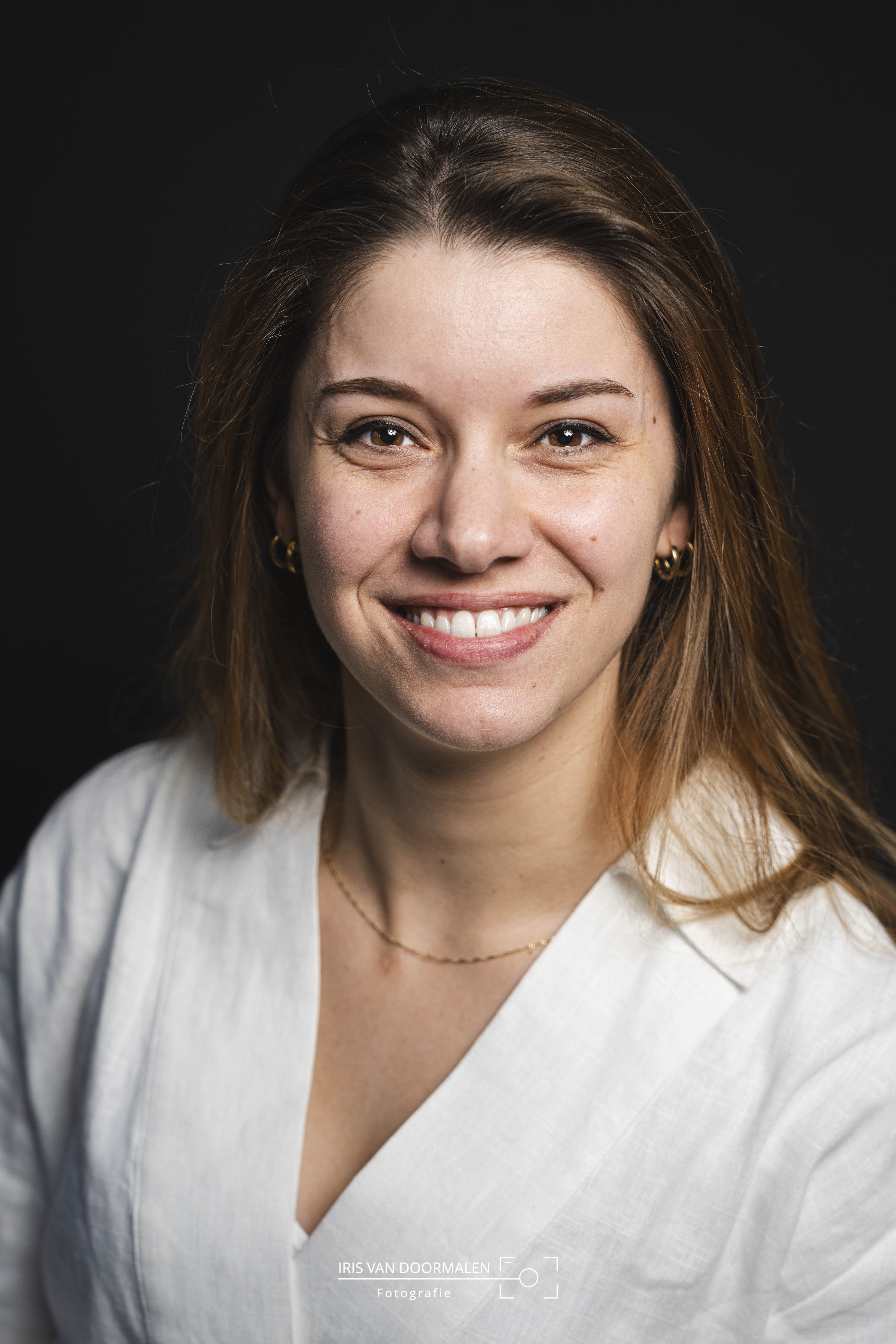 portretfoto jonge vrouw, studiolicht