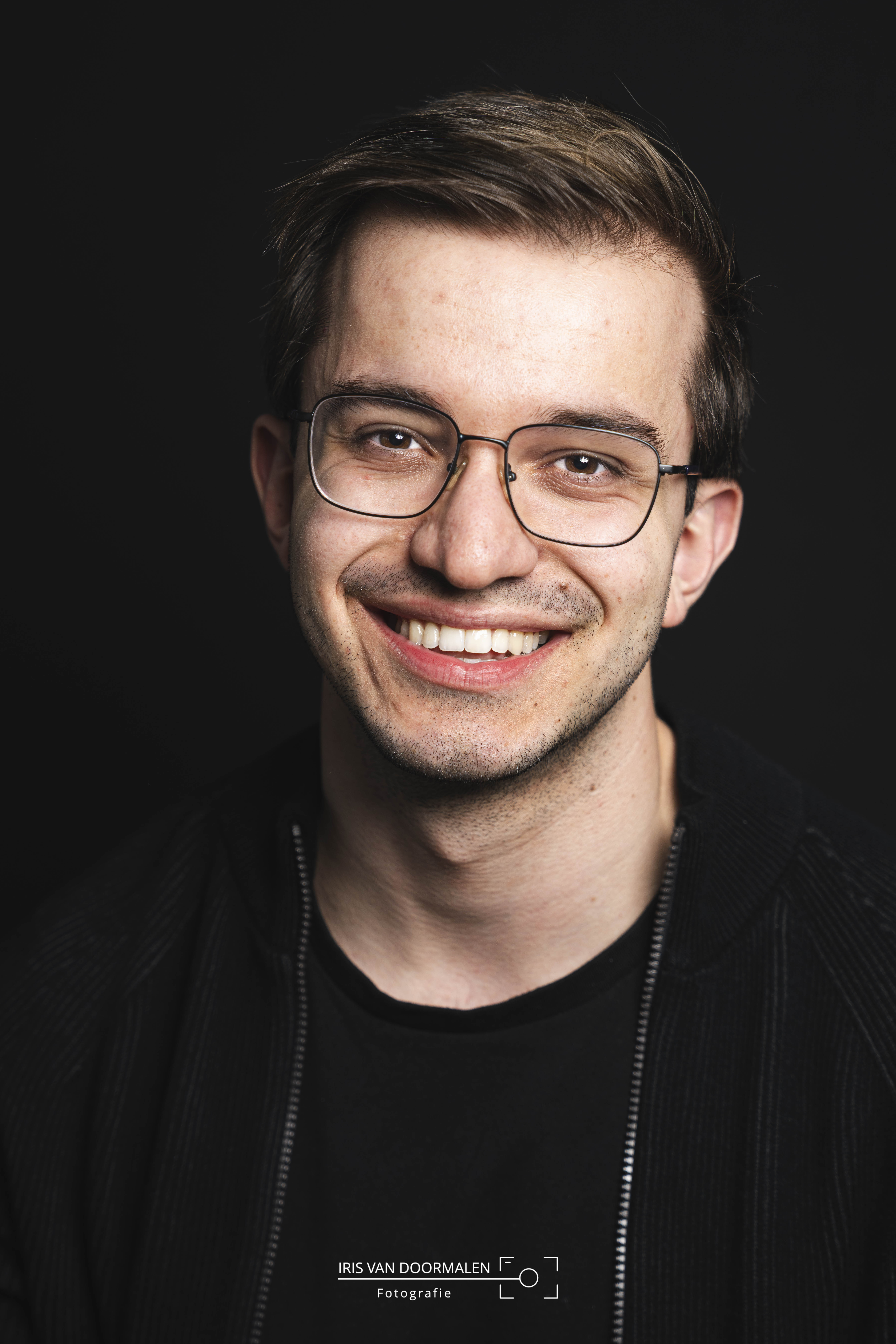 portretfoto jonge man, studiolicht