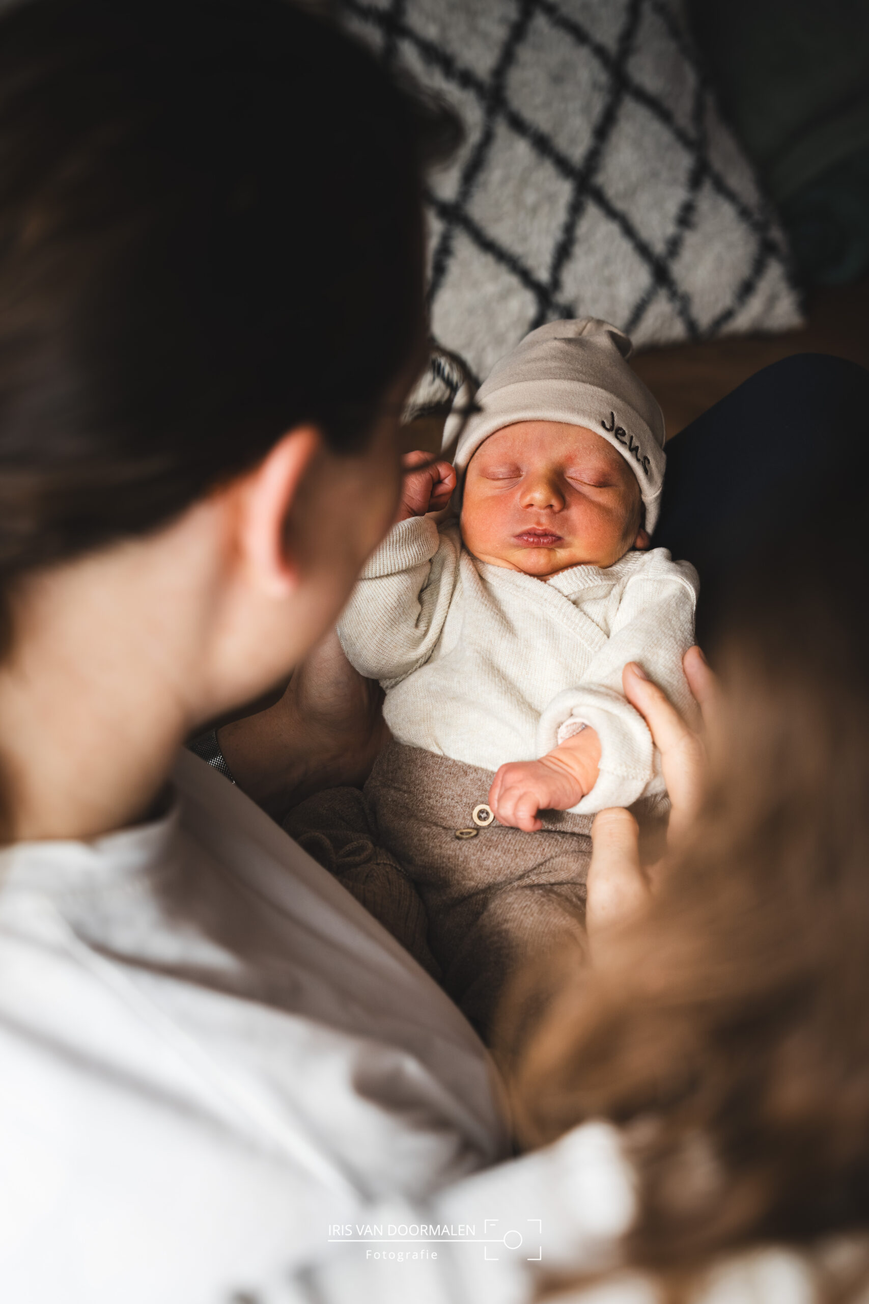 baby slapend in armen bij moeder