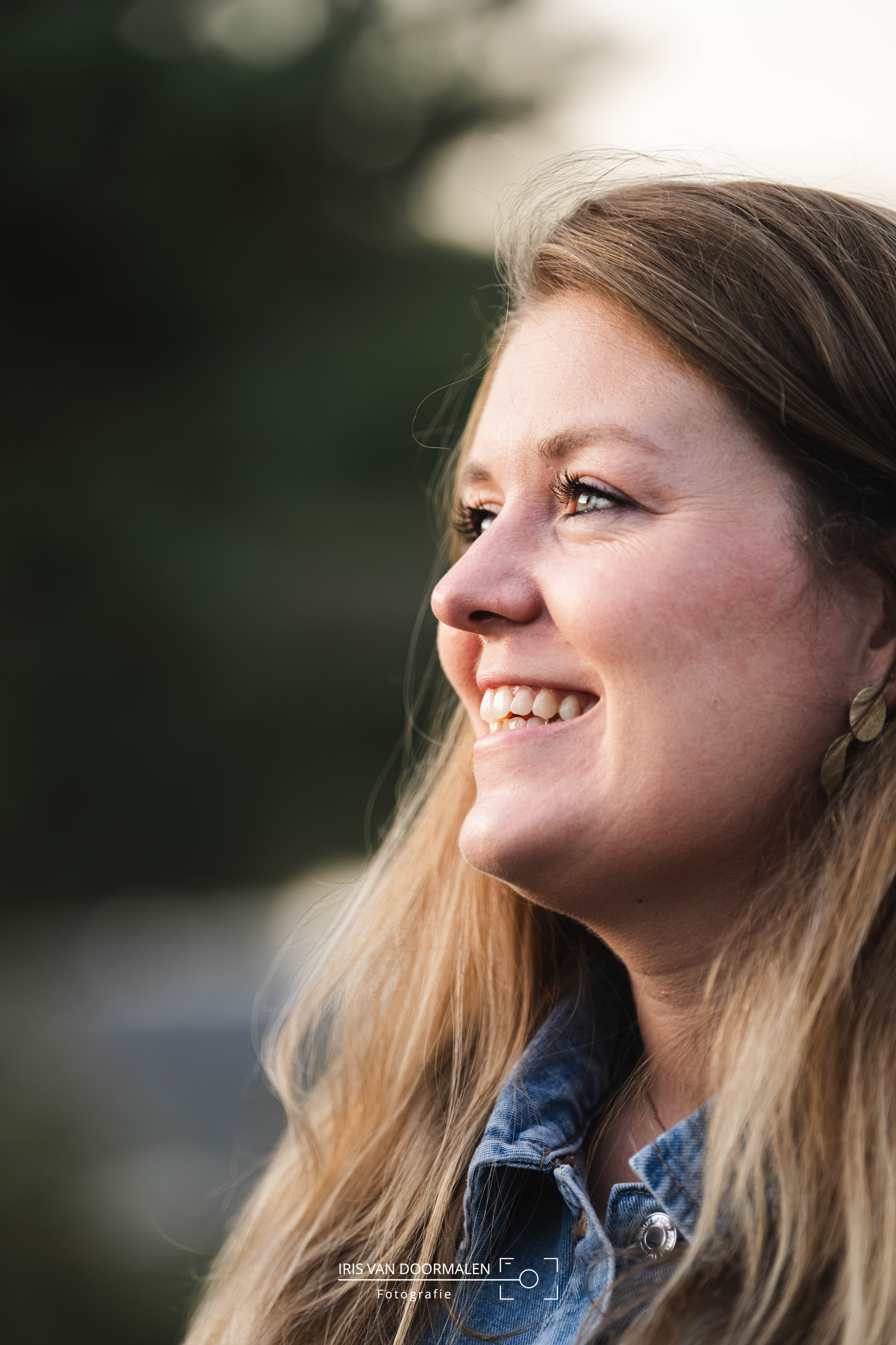 portretfoto jonge vrouw, lateraal aanzicht
