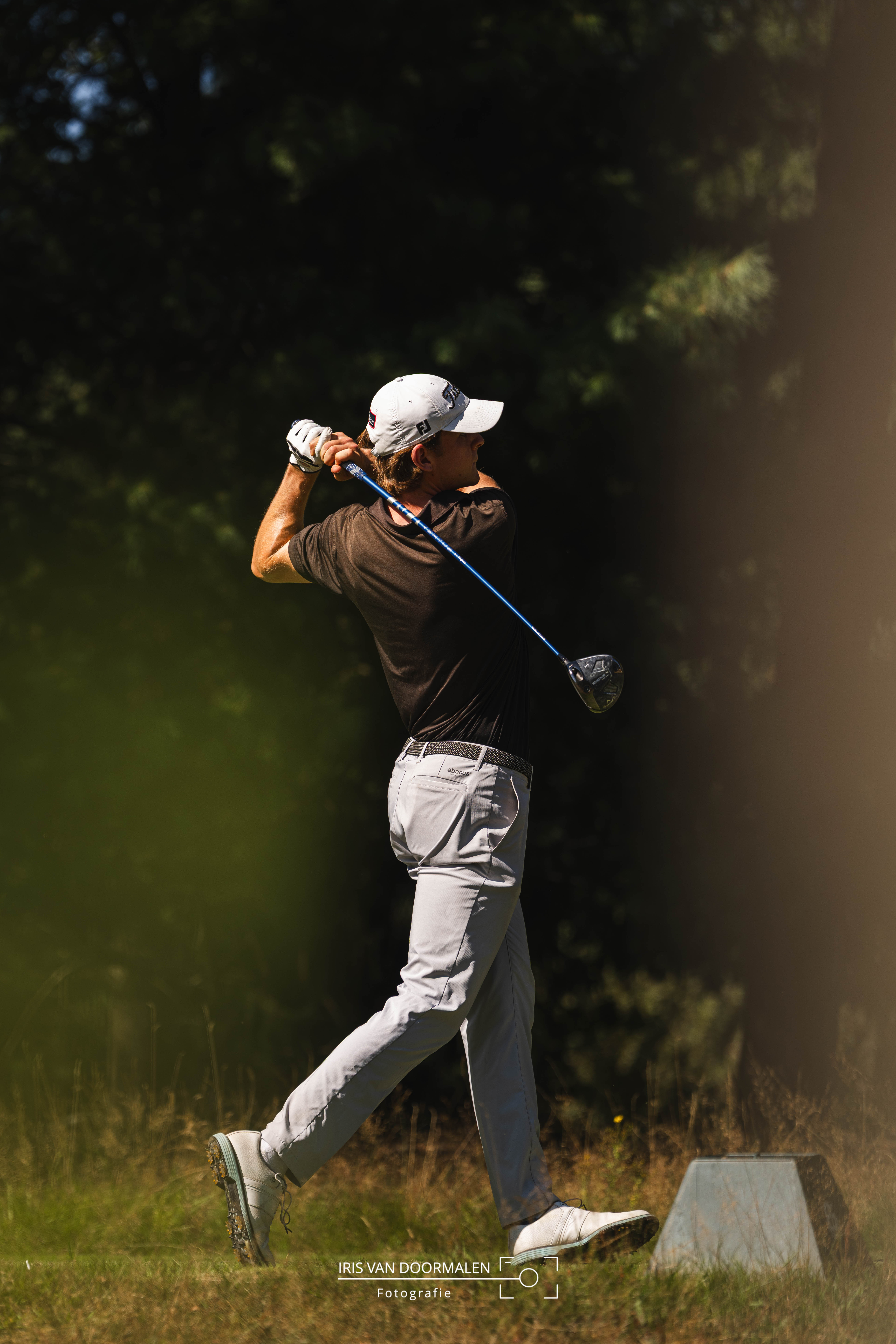 golfer heeft bal geslagen vanaf de tee