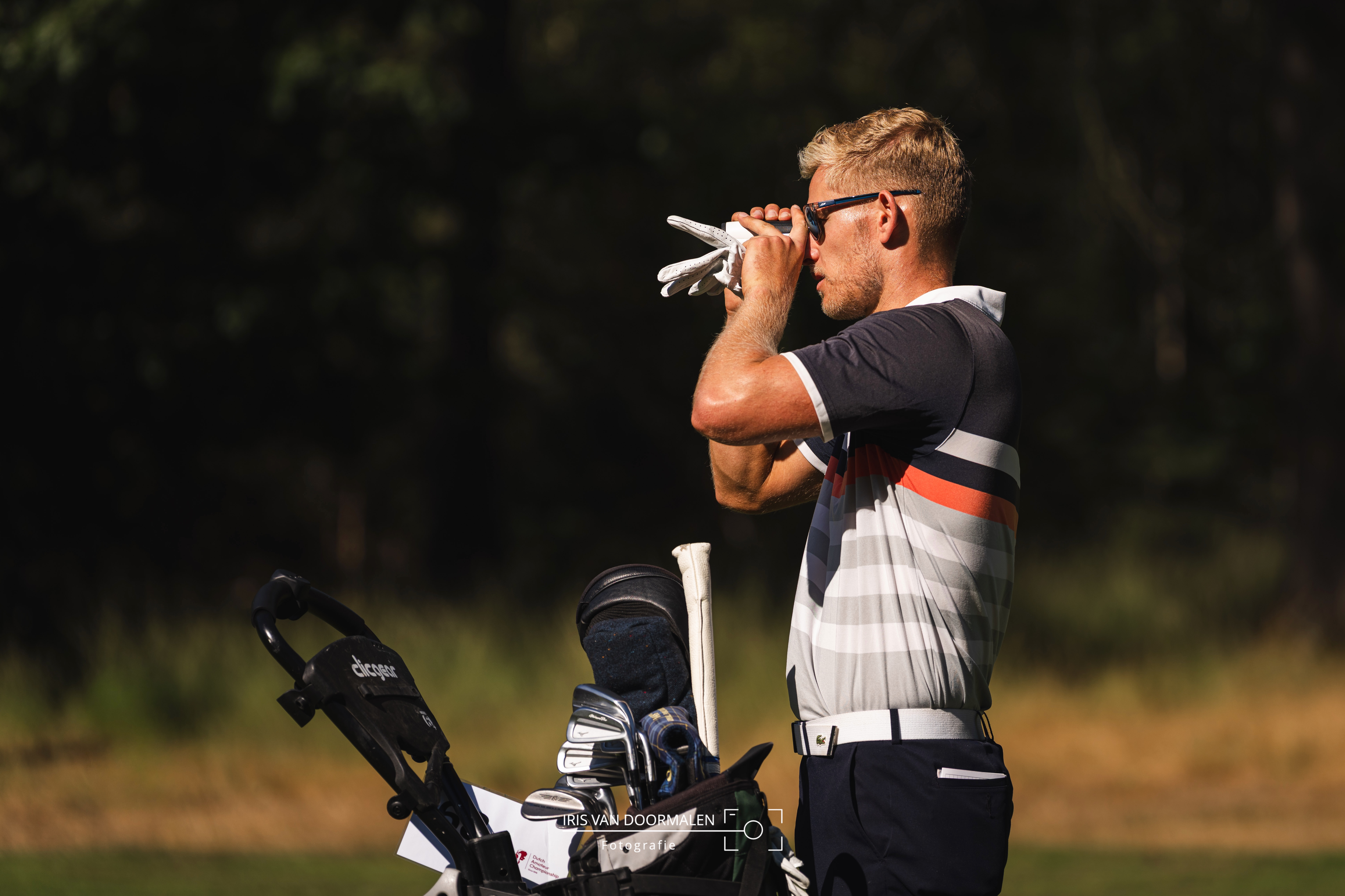 golfer kijkt door rangefinder