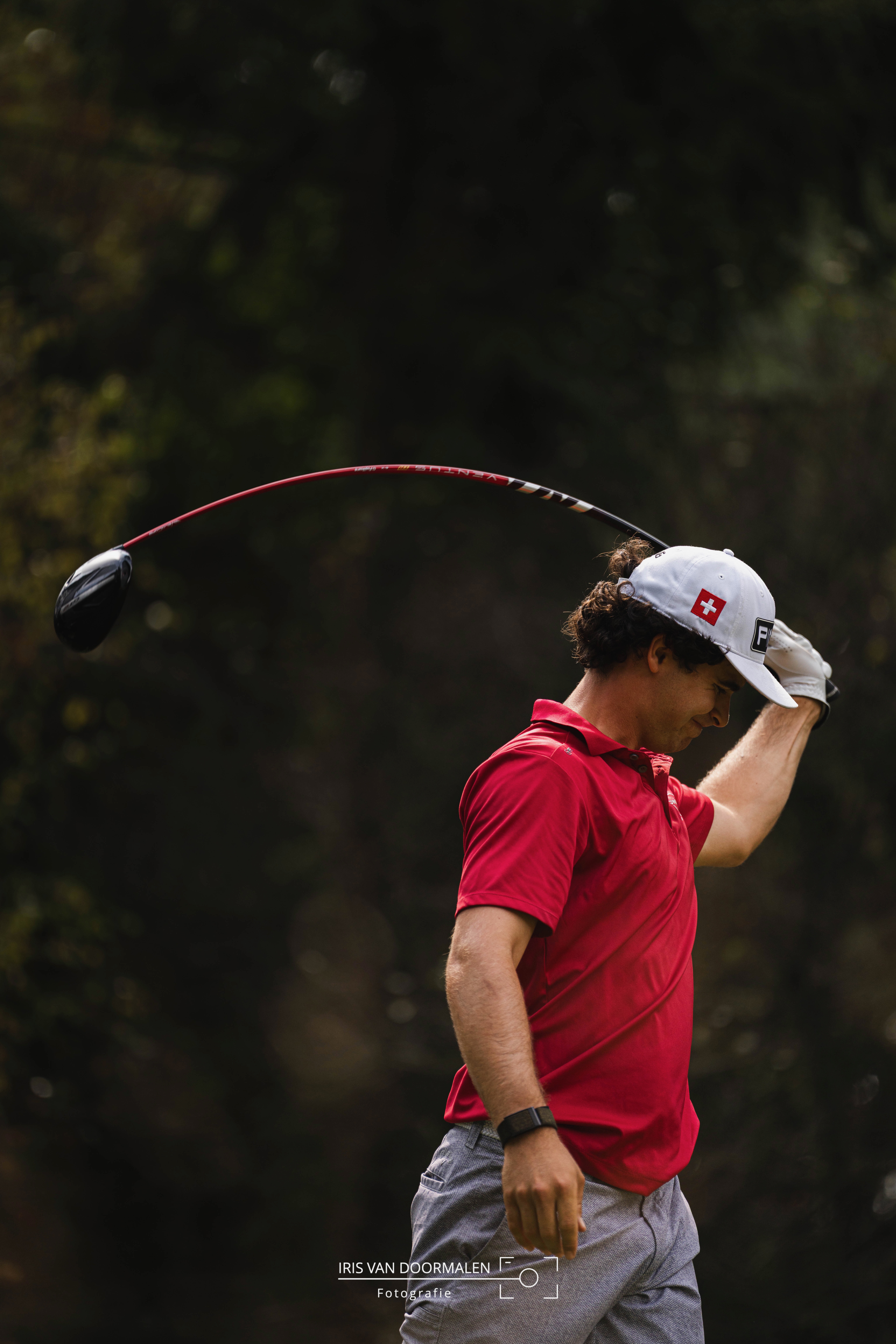 golfer baalt na slechte afslag