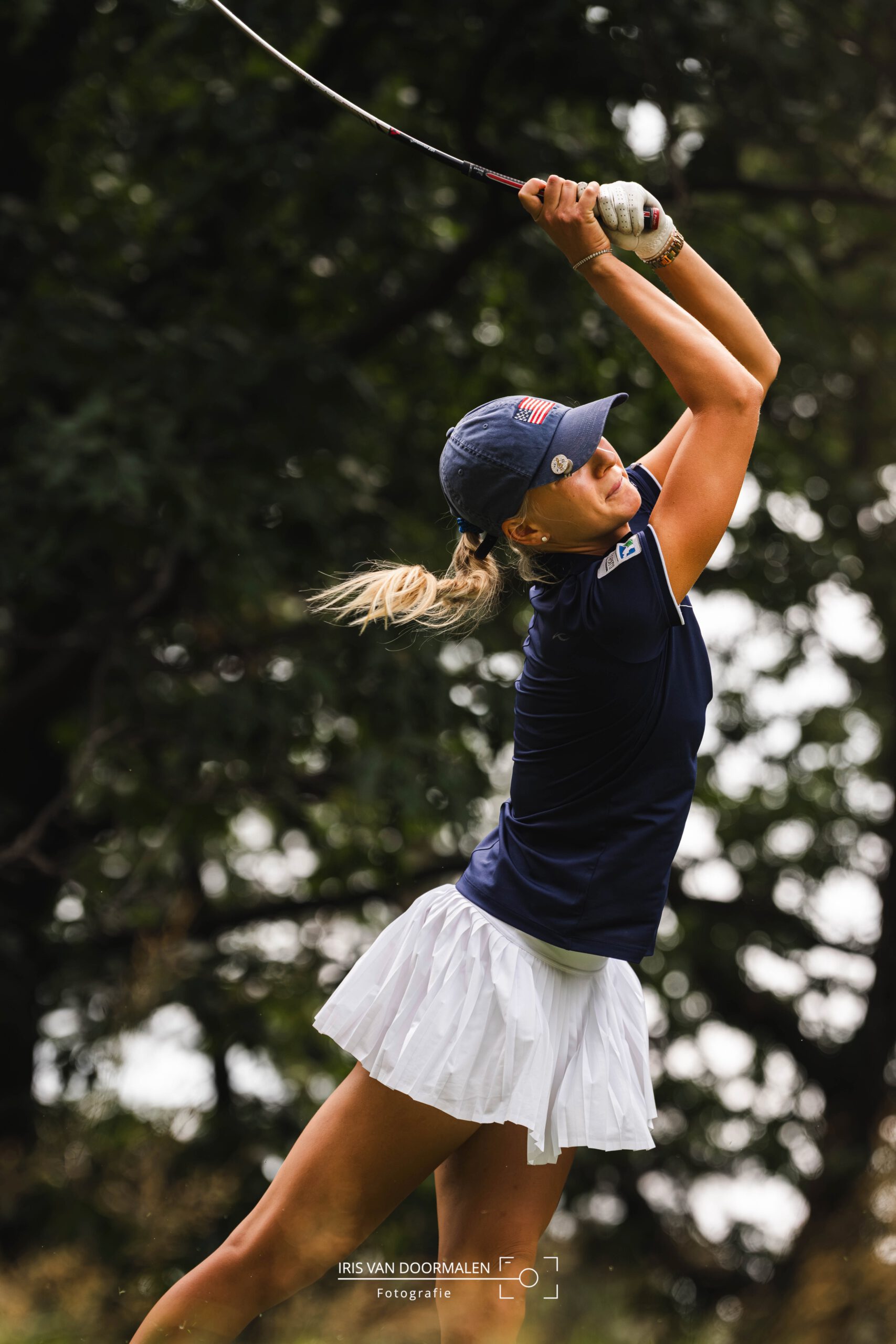 golfer tijdens afslag, swingt als een golfdanseres