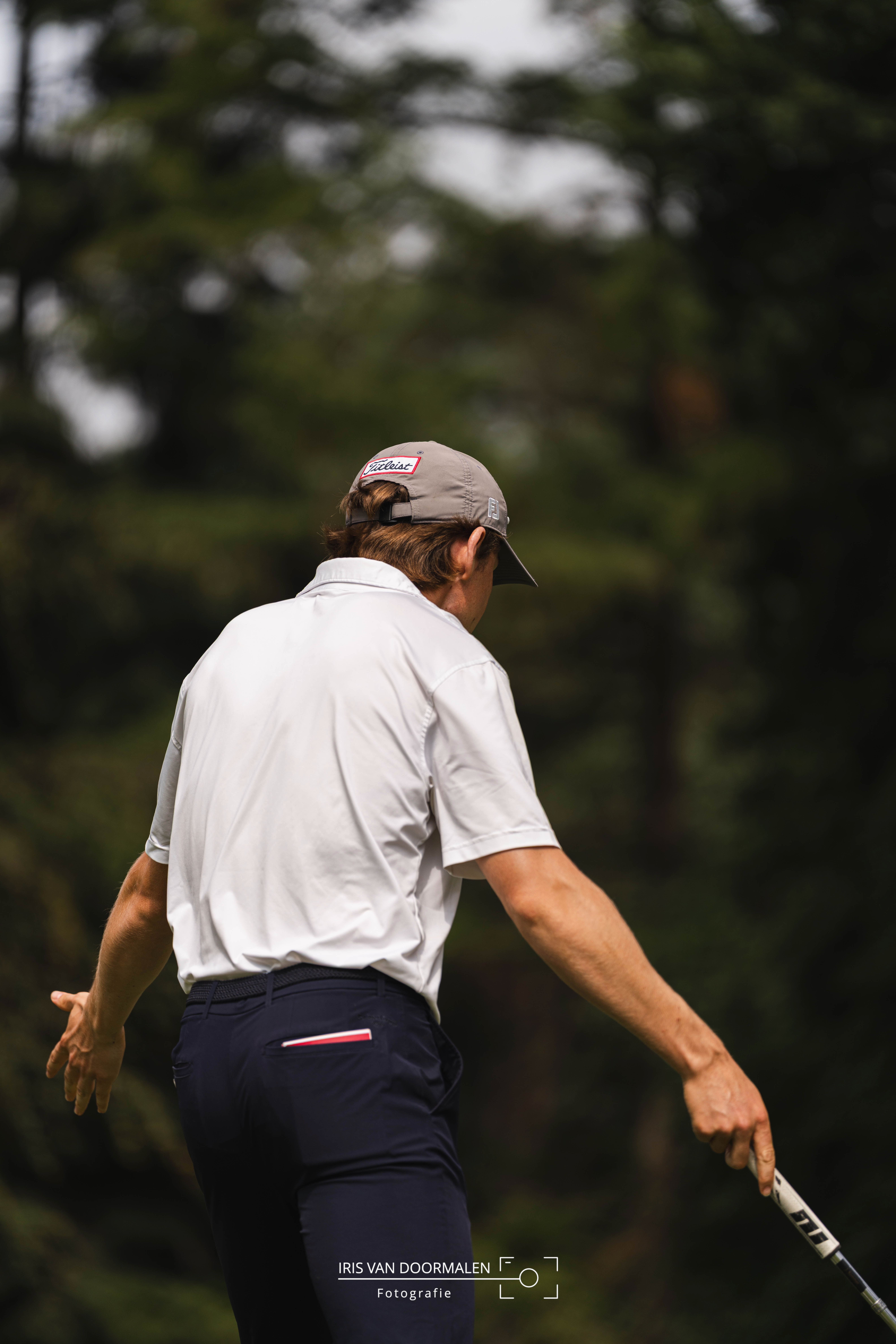 golfer baalt van gemiste putt